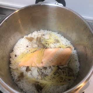 圧力鍋で炊く塩鮭の炊き込みご飯